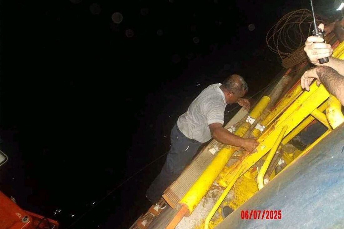 Esta foto, fornecida pelo Ministério das Relações Exteriores dos Emirados Árabes Unidos, supostamente mostra membros do navio comercial Magic Seas, de propriedade grega e bandeira liberiana, subindo a bordo do Safeen Prism, após serem resgatados após um a