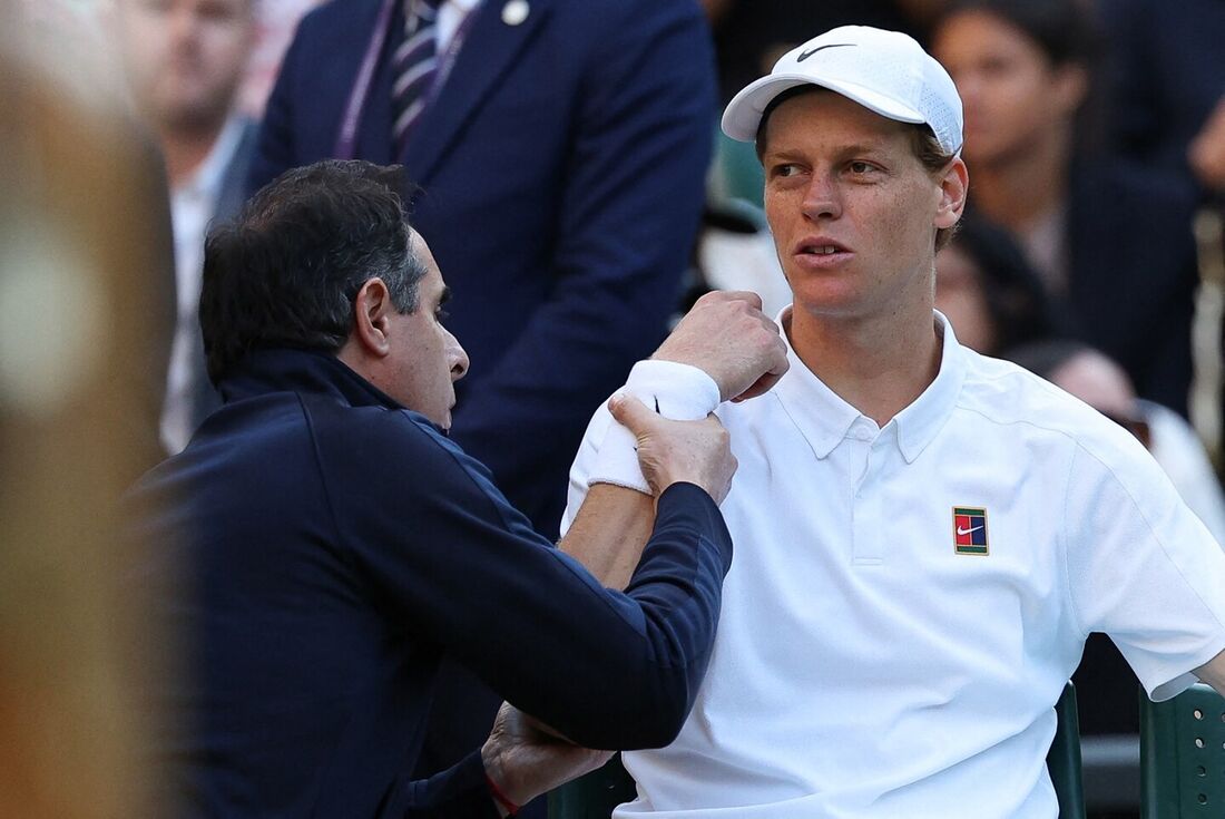 Jannik Sinner virou dúvida no Grand Slam de Wimbledon depois de sentir dores no cotovelo direito em partida contra o búlgaro Grigor Dimitrov nesta segunda-feira (7)