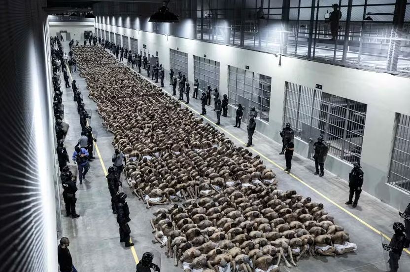 Detentos no Centro de Confinamento de Terrorismo (Cecot), em El Salvador 