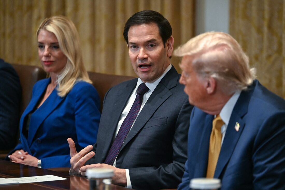 O secretário de Estado dos EUA, Marco Rubio (C), ao lado do presidente Donald Trump durante uma reunião de gabinete na Sala do Gabinete da Casa Branca