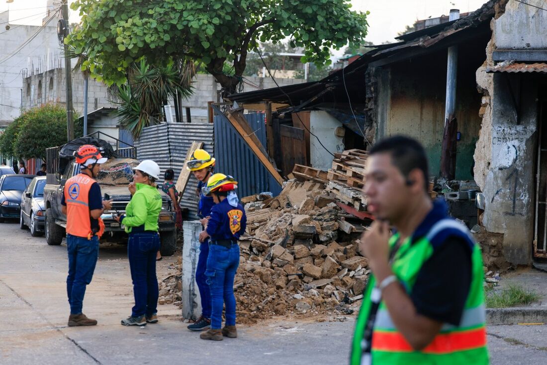 Trabalhadores atuam para minimizar danos dos terremotos que atingiram a Guatemala em julho de 2025