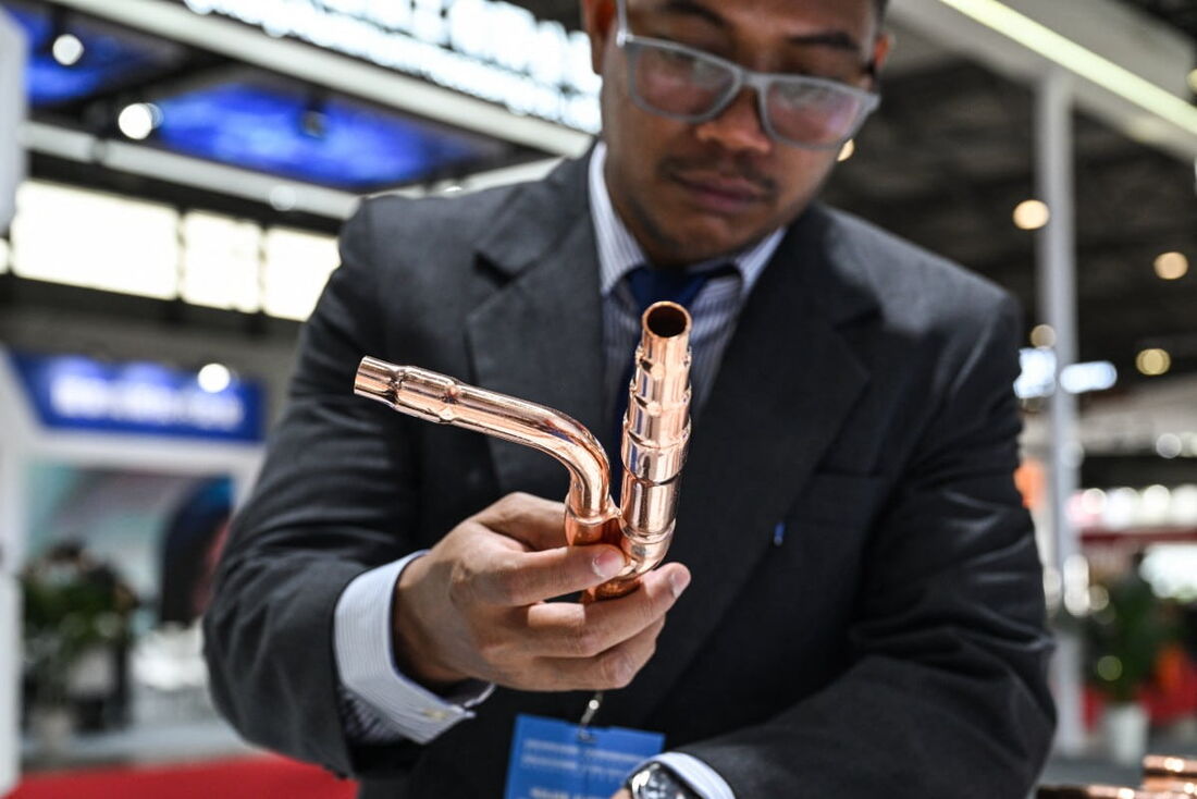 Um visitante verifica um tubo de cobre em um estande durante a Feira Comercial Copper China 2025 em Xangai