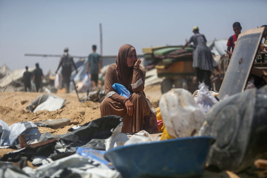 Tendas destruídas num campo de deslocados improvisado em Gaza