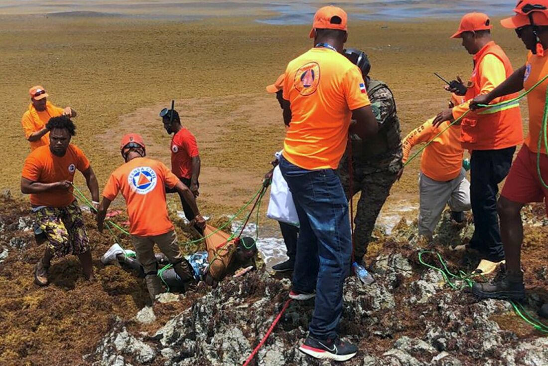 Agentes da República Dominicana resgatam pessoas de naufrágio