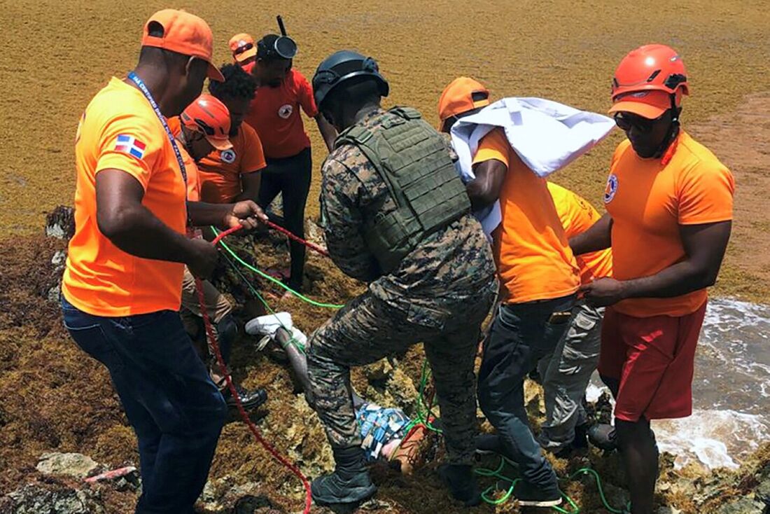 Socorristas salvam 17 pessoas após naufrágio de uma embarcação com migrantes rumo a Porto Rico