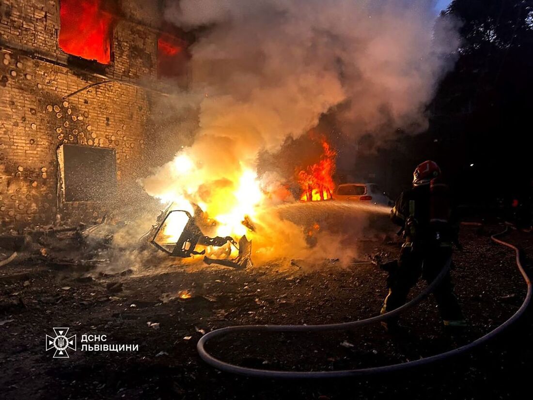 Bombeiros contendo os danos causados pelo ataque Russo na Ucrânia