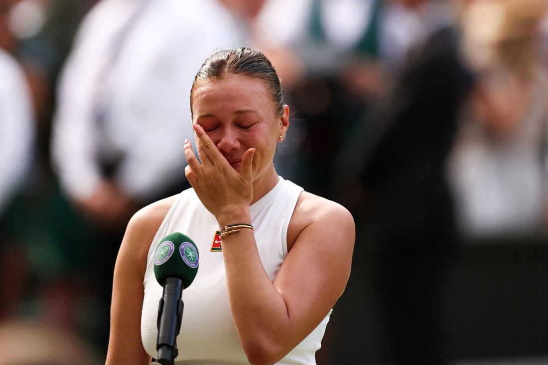 Amanda Anisimova vai às lágrimas após derrota para Swiatek