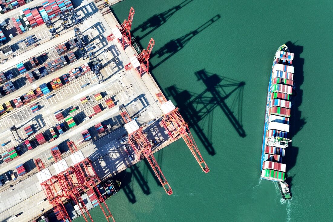 Um navio porta-contêineres chega ao porto de Lianyungang, na província de Jiangsu, no leste da China, em 14 de julho de 2025