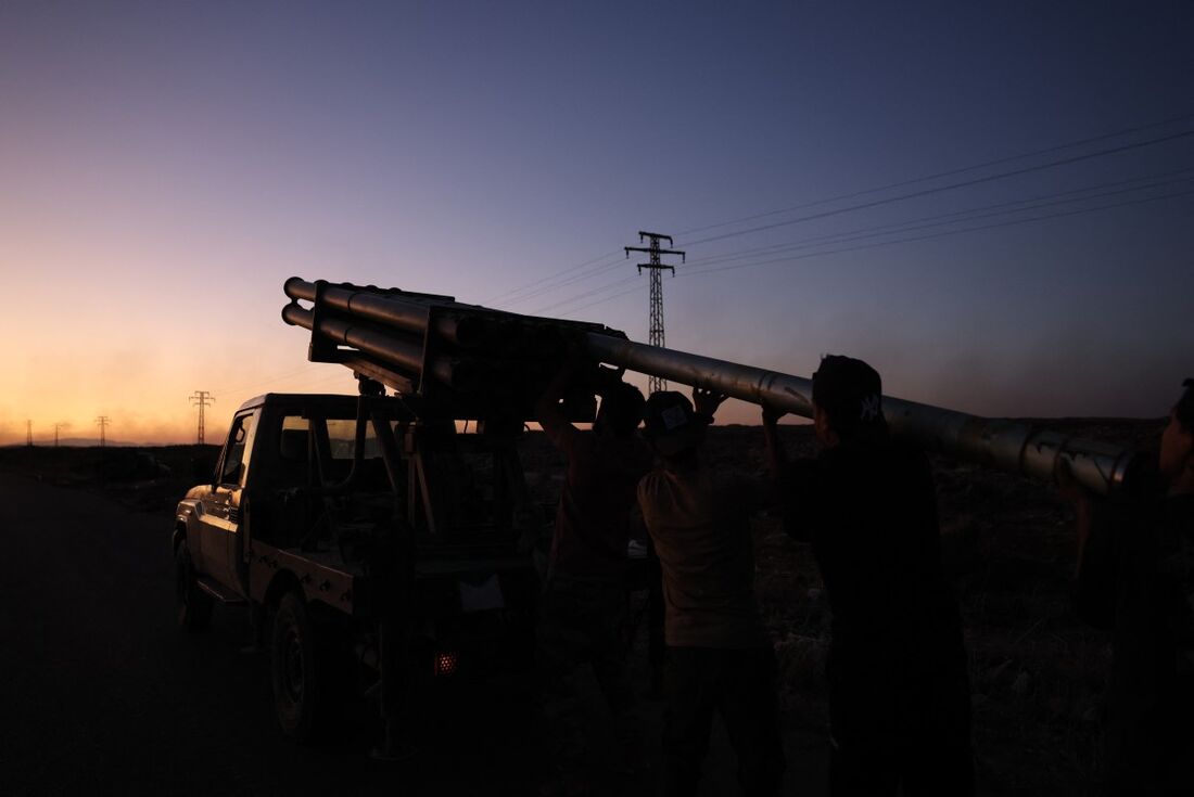 Membros das forças de segurança Síria carregam míssil