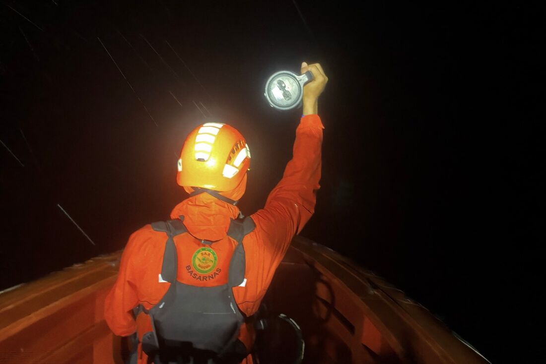 Equipes de resgate buscam por vítimas do naufrágio na Indonésia 