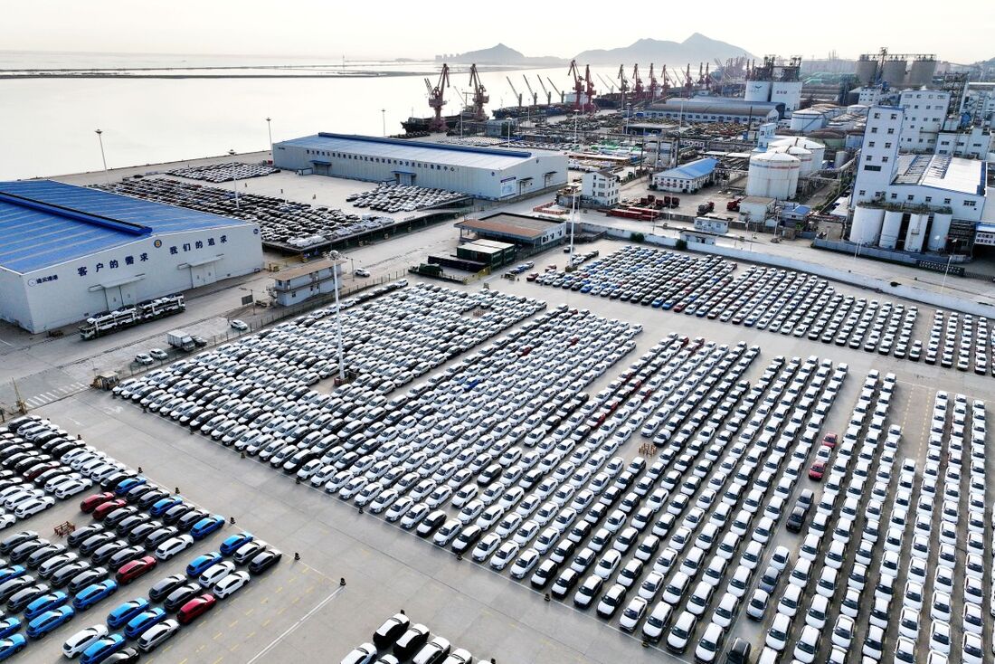 Vista aérea de carros de fabricação chinesa estacionados em um porto em Lianyungang, na província de Jiangsu, no leste da China, em 15 de julho de 2025, antes de serem carregados em um navio para exportação