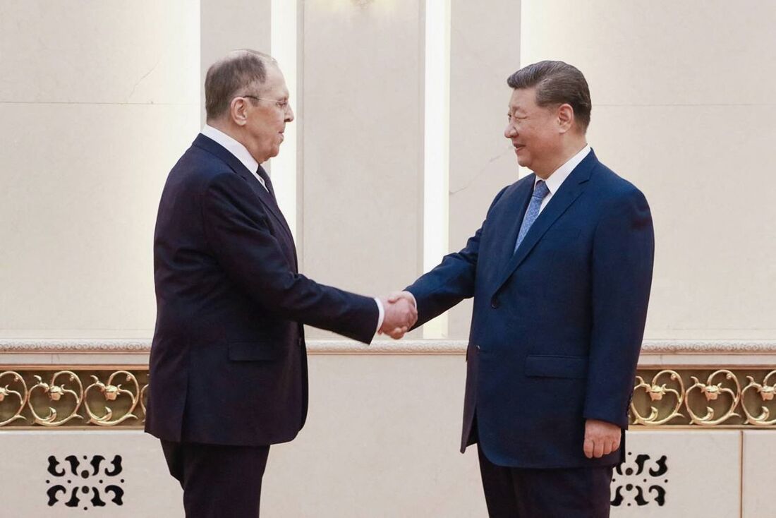 presidente da China, Xi Jinpin, cumprimenta o ministro das Relações Exteriores da Rússia, Sergey Lavrov, em Pequim, em 15 de julho de 2025