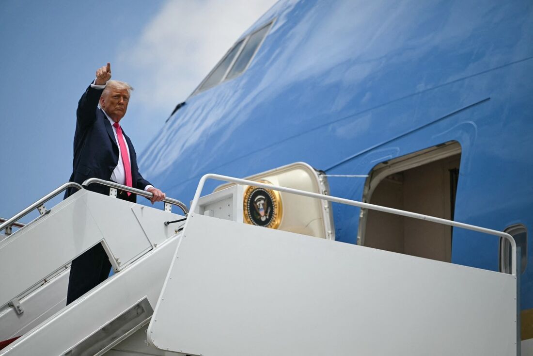 Donald Trump embarcando em avião Air Force One