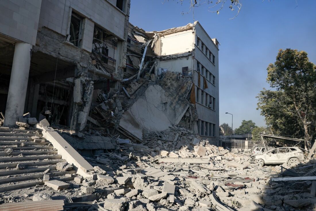 Escombros  dentro do complexo da sede do exército sírio e do Ministério da Defesa, fortemente danificado, em Damasco