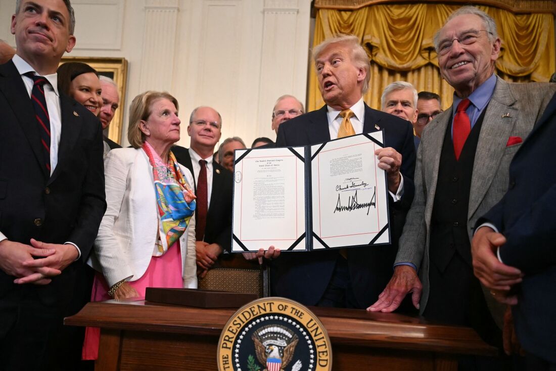 O presidente dos EUA, Donald Trump, segura a "Lei para Interromper Todo o Tráfico Letal de Fentanil", que aumenta as penas de prisão para traficantes de fentanil