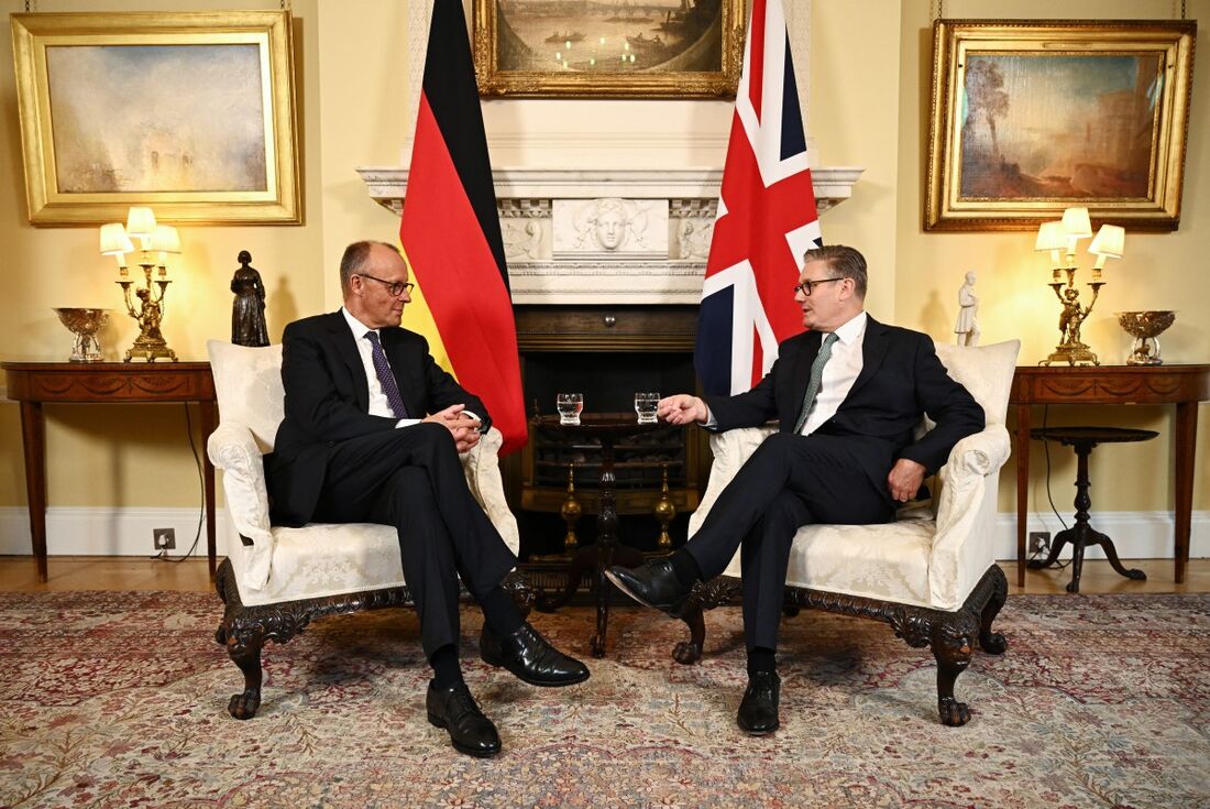 Chanceler alemão Merz visita Londres para discutir imigração e defesa