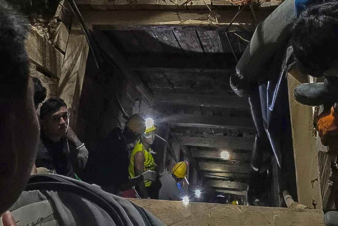 Mineiros trabalhando nas operações de busca após um acidente na mina "El Miñon"