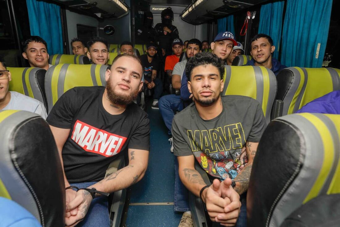 Venezuelanos deportados pelos EUA e presos em El Salvador são repatriados 