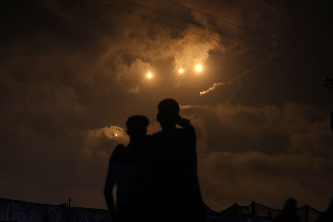 Palestinos observam mísseis israelenses no sul de Gaza