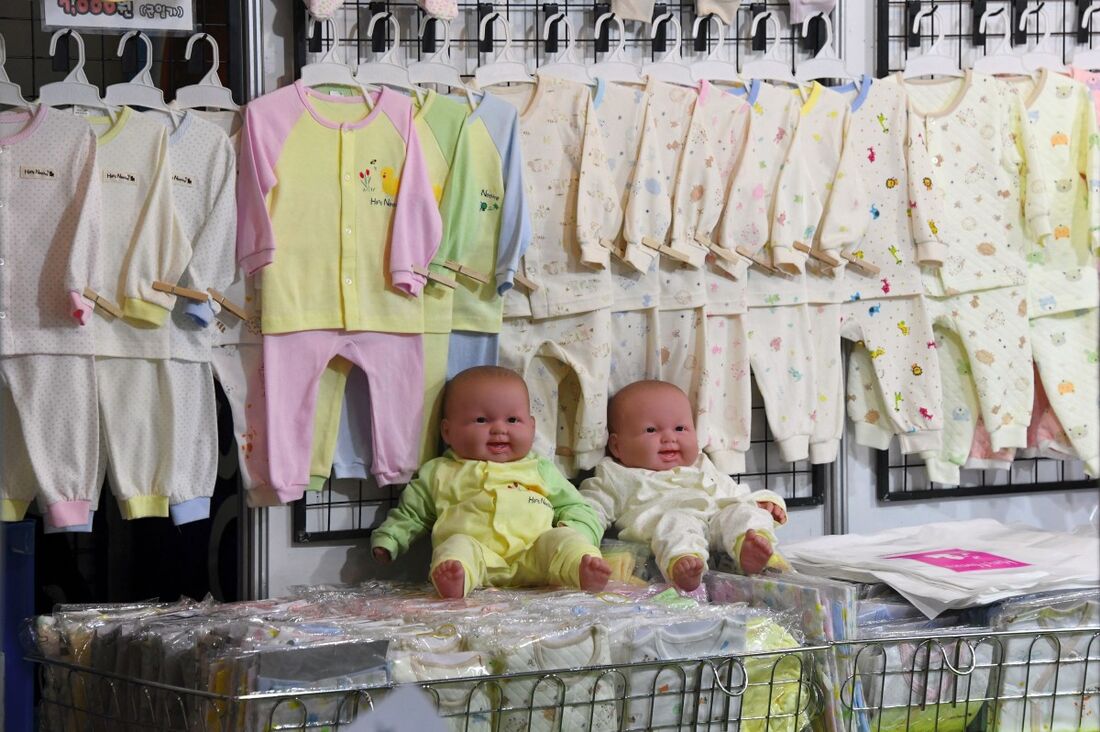 Roupas de bebê expostas em um estande em uma feira de bebês em Seul