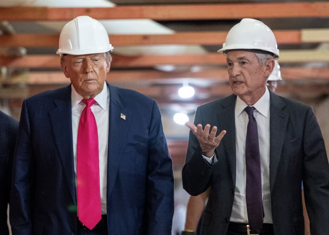 Donald Trump e Jerome Powell, que comanda o Fed, em visita do presidente americano à sede do banco