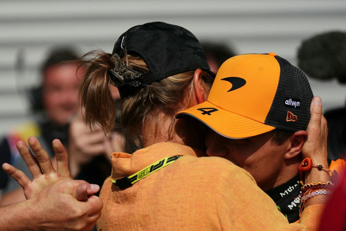 Norris festeja pole com a sua mãe