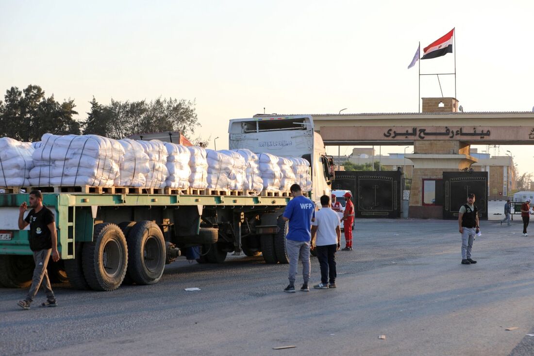 Caminhões com ajuda humanitária chegam a Faixa de Gaza