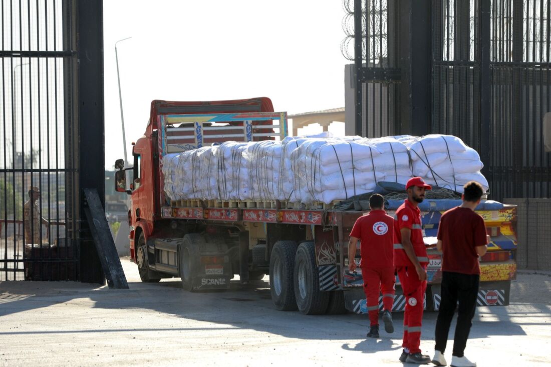 Caminhão de ajuda humanitária chega a Gaza