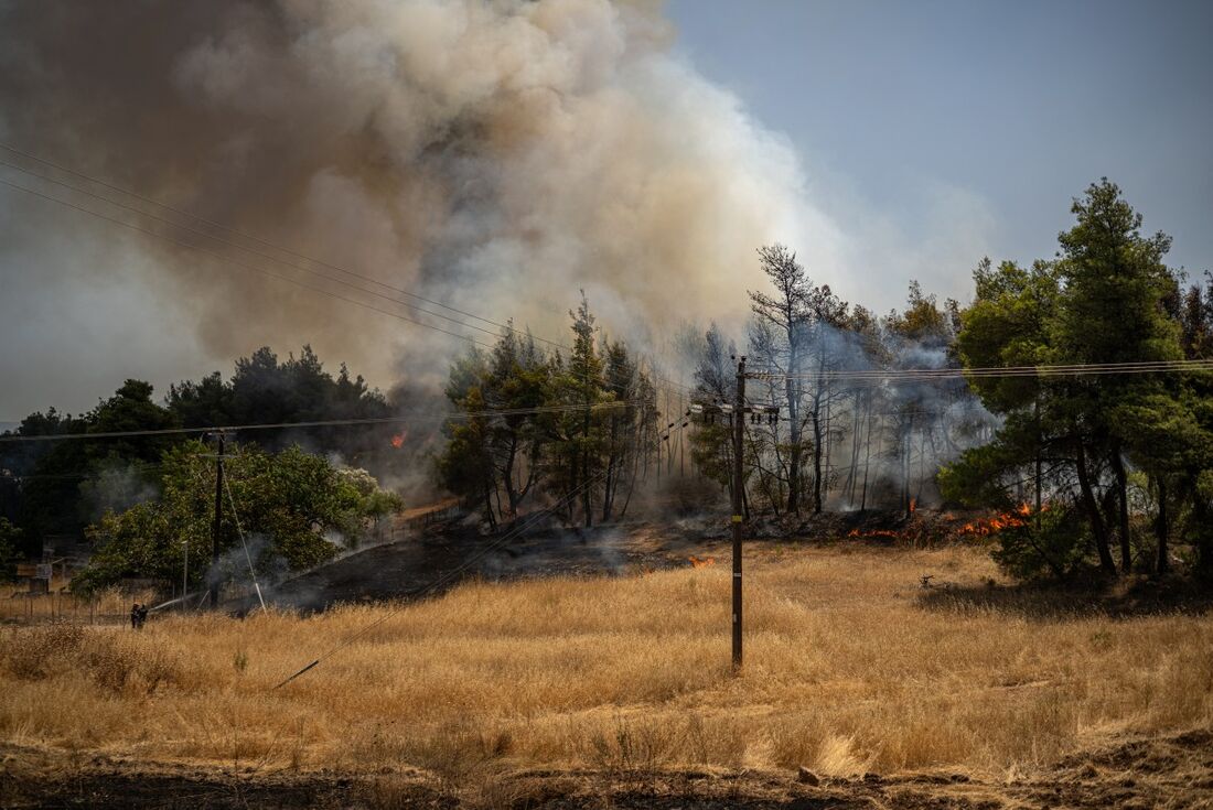 Incêndios acontecem em meio a onda de calor na Grécia