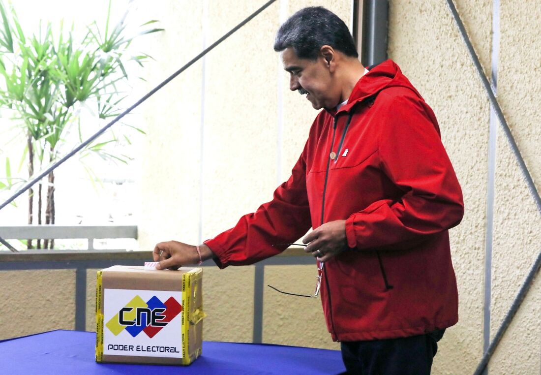 Presidente Nicolas Maduro deposita seu voto em eleições municipais na cidade de Caracas em 27 de julho, 2025. 