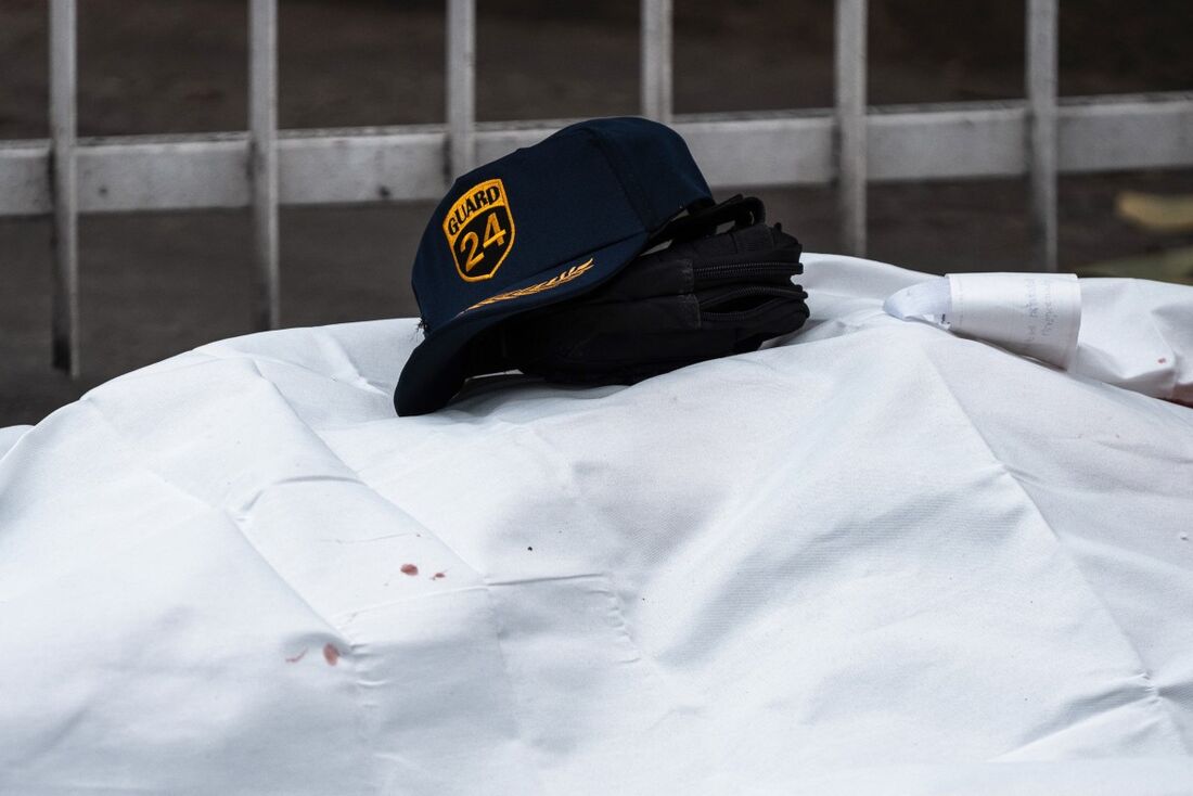 Itens pessoais de um policial ferido no ataque ao mercado popular da Tailândia