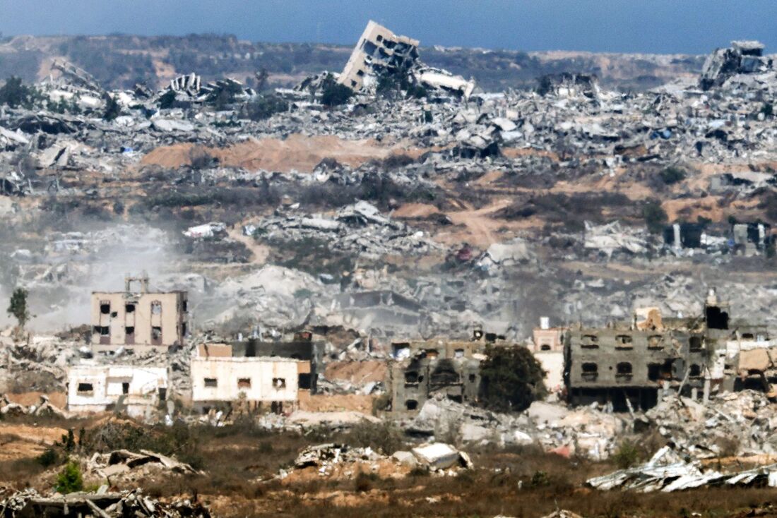 Prédios destruídos na Faixa de Gaza vistos da fronteira ao sul de Israel