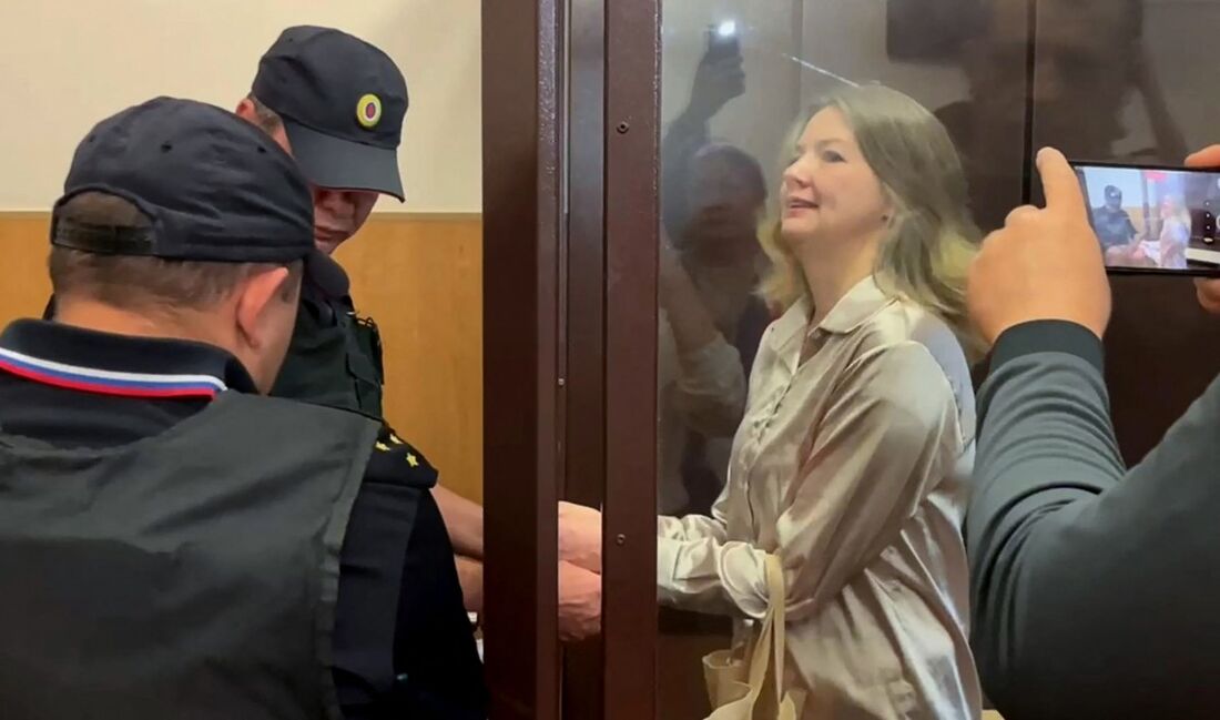 Rússia condena jornalista a 12 anos de prisão por ser colaboradora de Navalny
