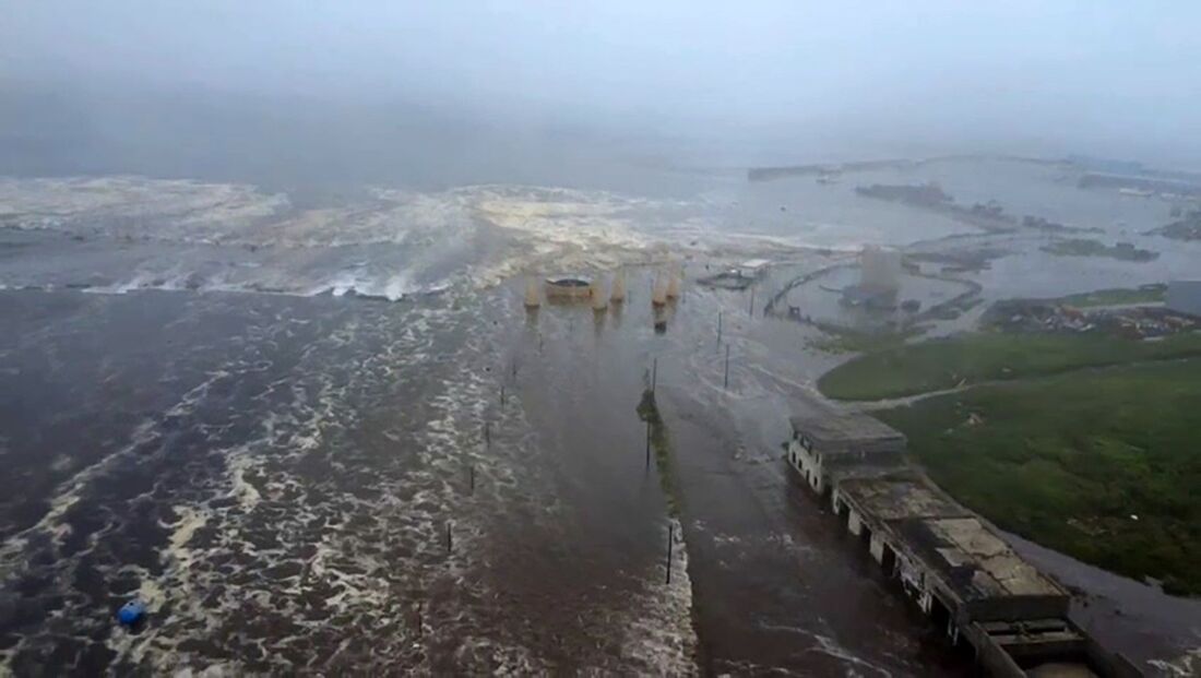 Tsunami na Rússia deixa edifícios submersos