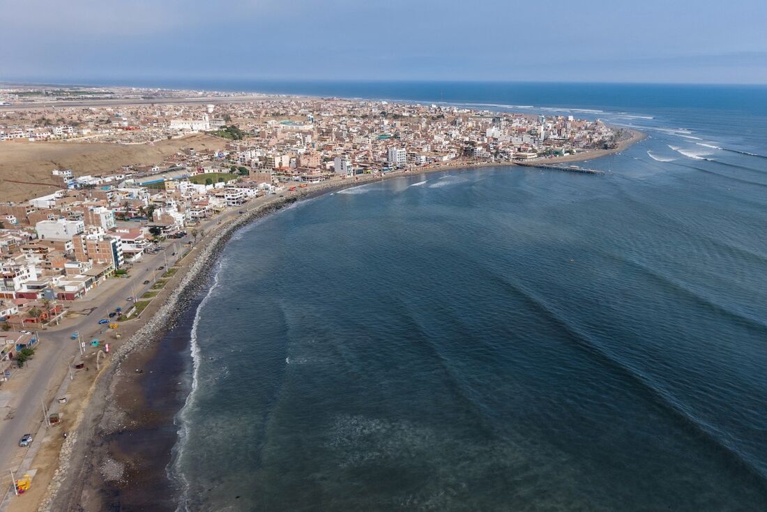 Vista aérea do Balneário de Huanchaco, em Trujillo, Peru, em 30 de julho de 2025. O Peru fechou 65 de seus 121 portos no Pacífico em 30 de julho de 2025, após um alerta de tsunami 