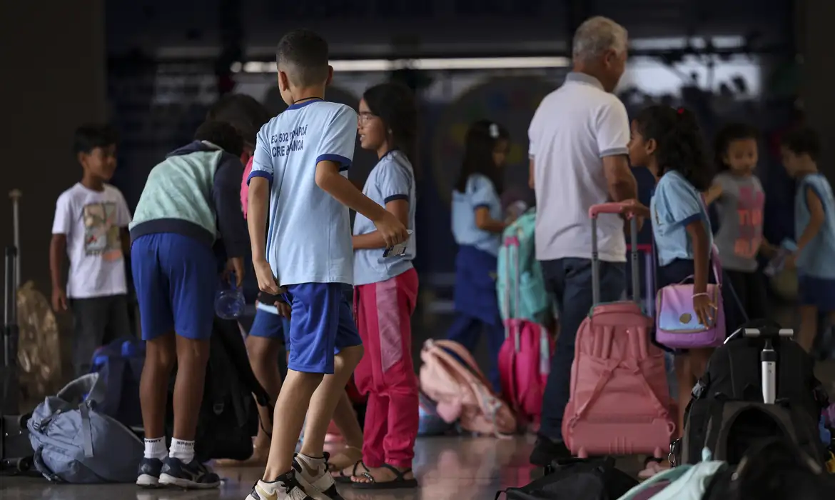 Alunos chegando na escola