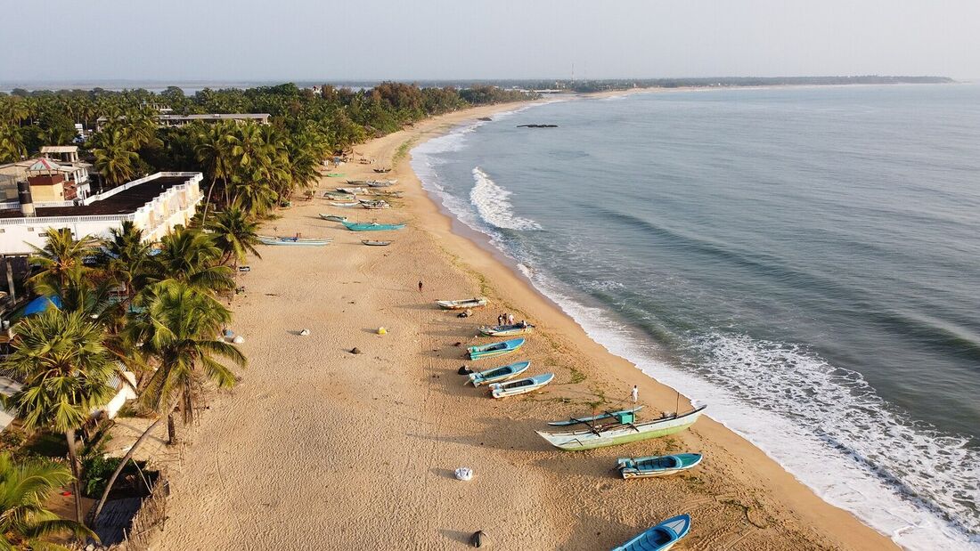 Localizada a quase 400 km ao leste da capital, Colombo, Arugam Bay é uma praia popular entre surfistas e estrangeiros