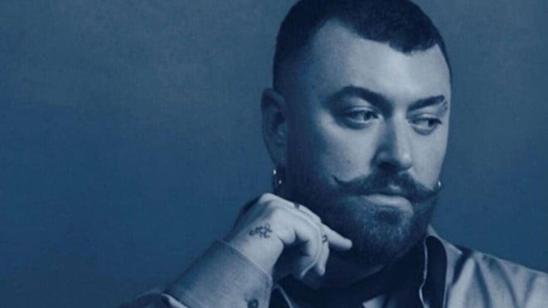 A faixa conta ainda com a participação do coletivo vocal The TwoCity Chorus