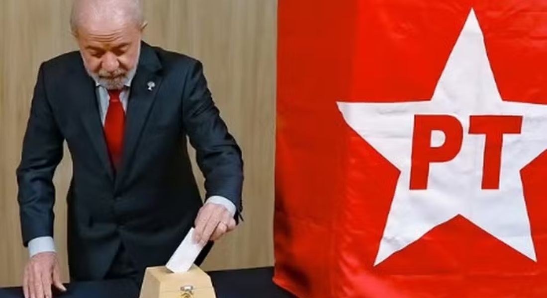 O presidente Luiz Inácio Lula da Silva vota em eleição do PT