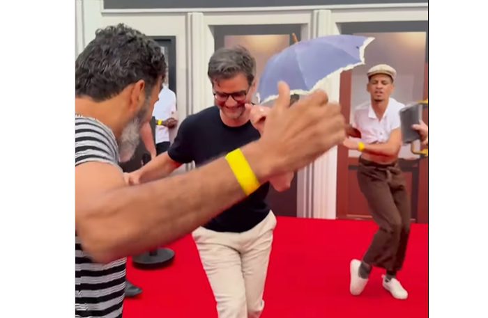 Em Paris, o ator Wagner Moura cai no frevo com Orquestra Popular do Recife, regida pelo maestro Ademir Araújo, além do grupo de dança Guerreiros do Passo