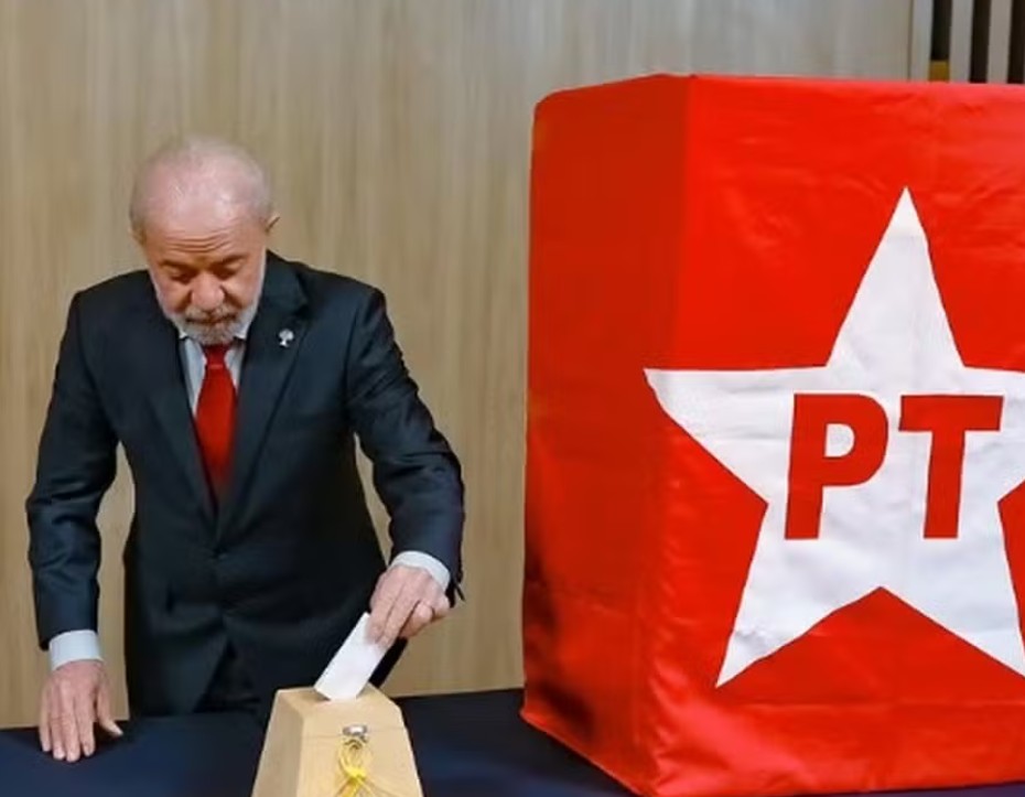 O presidente Luiz Inácio Lula da Silva vota em eleição do PT