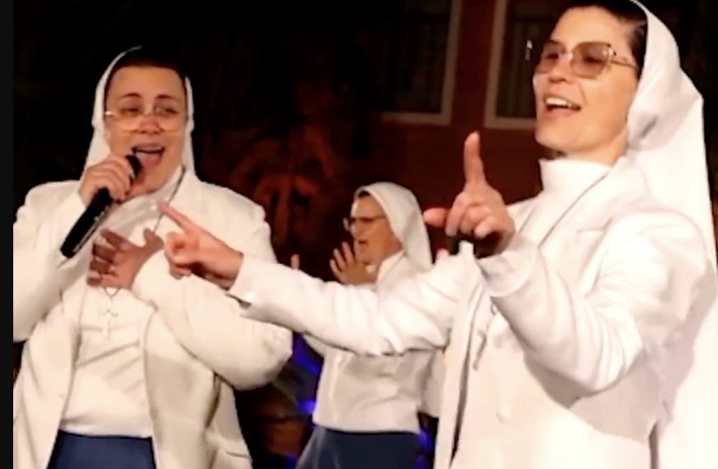 As irmãs Marizele e Marisa durante a gravação de clipe no Paraná, após viralizarem em programa de TV. 