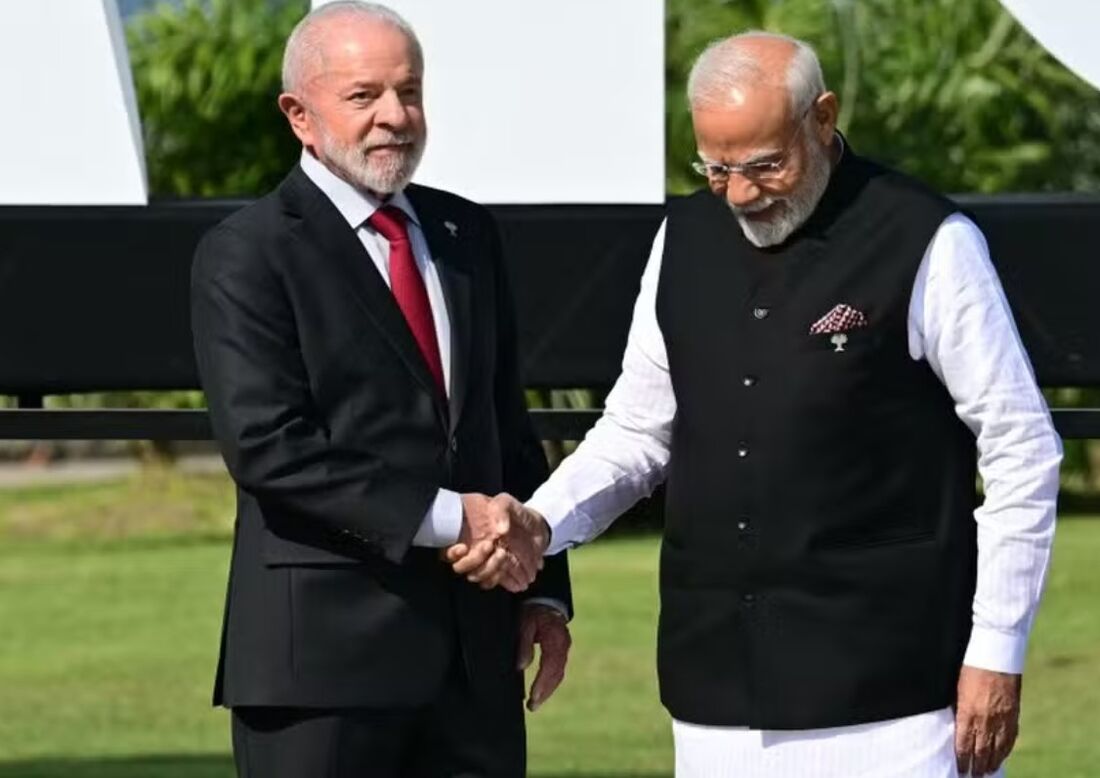 Presidente Lula cumprimenta o premier da Índia, Narendra Modi, antes da foto oficial da Cúpula do Brics no Rio 
