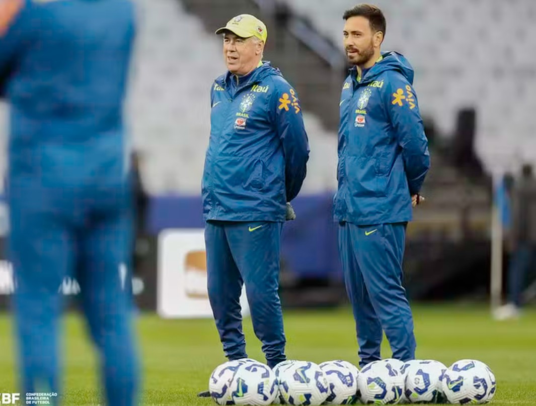 Carlo Ancelotti ao lado do filho Davide, seu auxiliar na seleção brasileira 