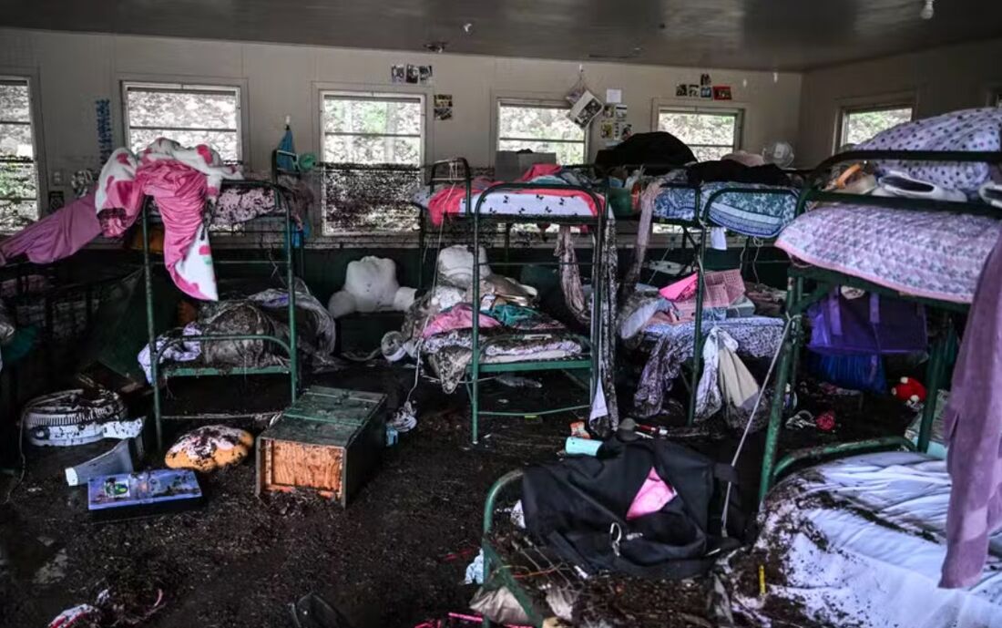 Vista do interior de uma cabana no acampamento onde 27 meninas desapareceram após enchente repentina em Hunt, Texas 