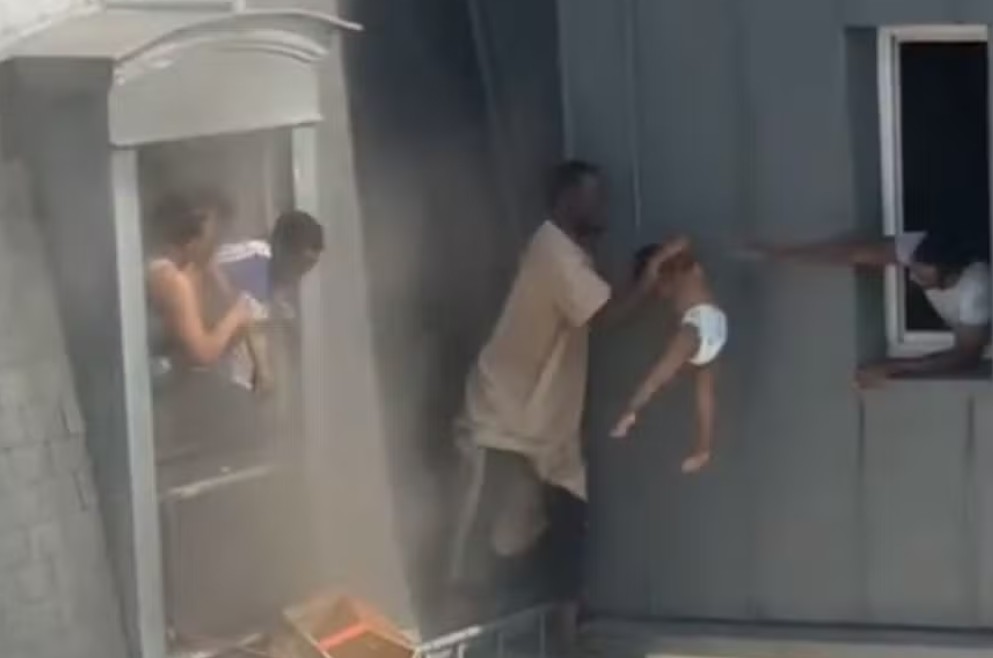 Crianças são resgatadas durante incêndio em Paris 