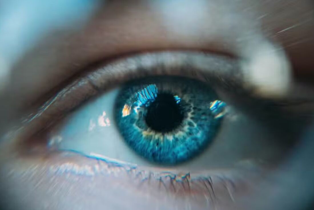 Mutação no gene OCA2 impacta a produção de melanina na íris, criando os olhos âmbar, verdes e azuis