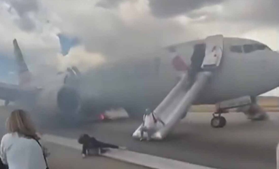 Boeing 737 Max 8 - Vídeos publicados nas redes sociais e reproduzidos pela imprensa local mostraram os passageiros saindo rapidamente do avião por um escorregador de emergência