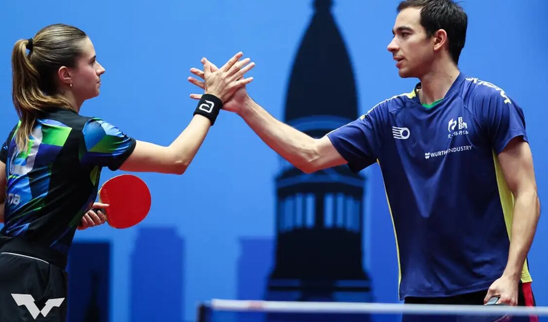 Os brasileiros Hugo Calderano e Bruna Takahashi, que também é um casal fora da quadra, derrotaram a parceria formada pelos indianos 