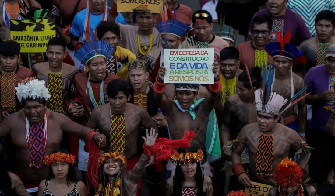Indígenas de várias etnias participam de marcha durante o Acampamento Terra Livre (ATL), em Brasília